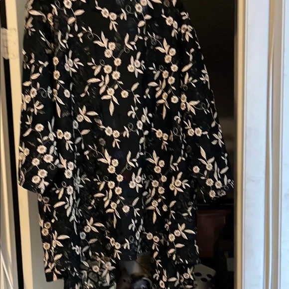 Catherines Black and Gold Embroidered Kimono - Picture 7 of 7